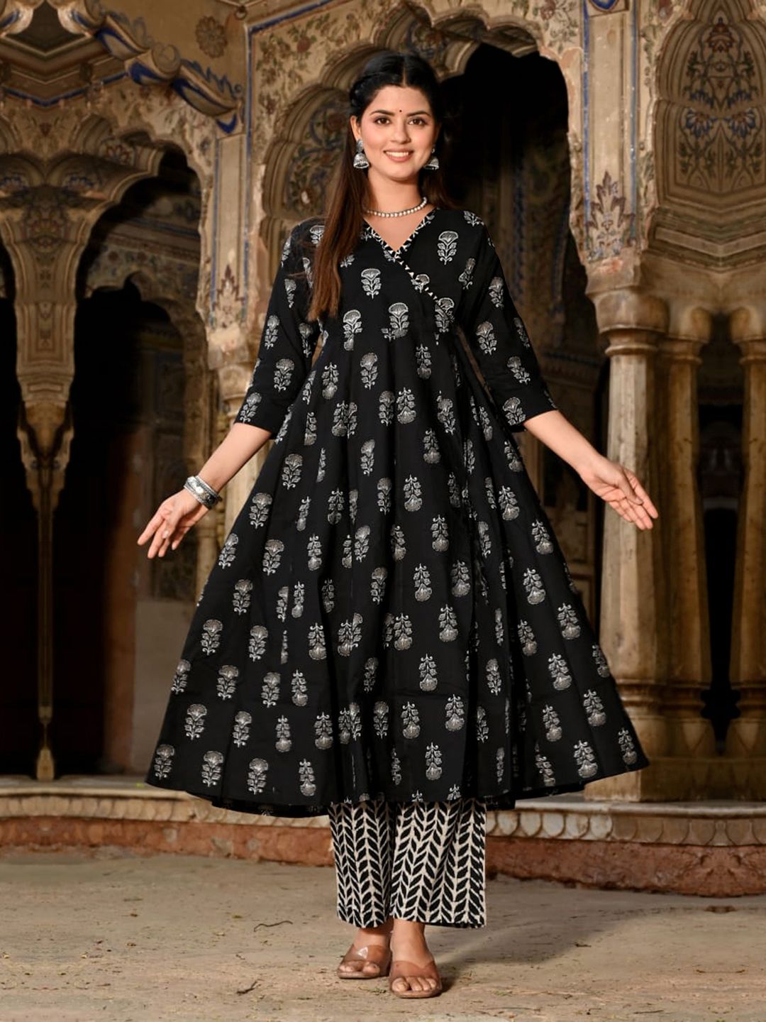 Women Floral Printed Regular Kurta with Trousers & With Dupatta